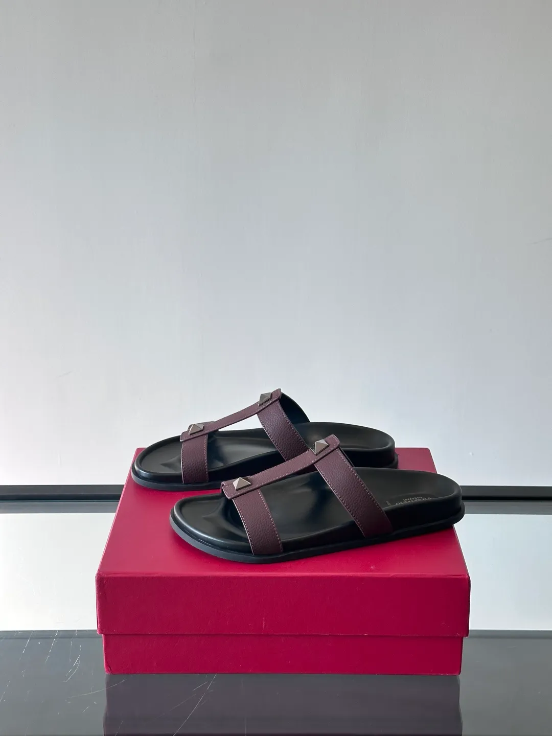 Men's shoes 💰p320 "VALENTINO" Valentino Men's 🧍‍♂️ Spring and summer new style metal rivet flat slippers, elegant sandals, the same style worn by celebrities, original molding, imported calfskin. Rubber outsole. Soft and durable, full set of counter packaging size: 39-44 (customized at 38.45.46)